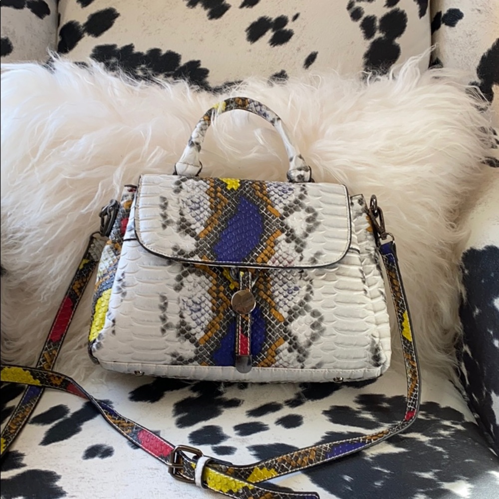 Handbag in snake print